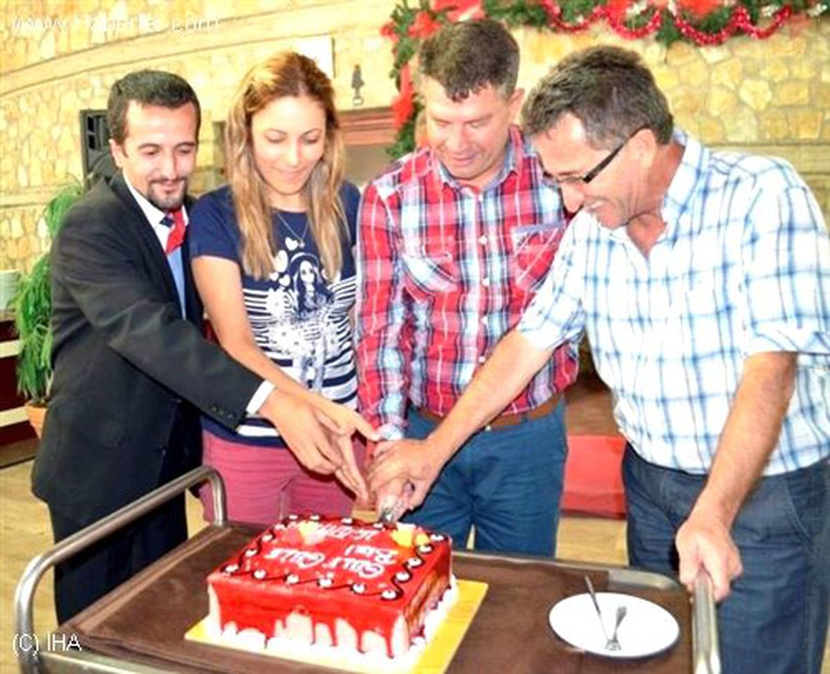 Gazeteci Aydınışık\'a Meslektaşlarından Pastalı Veda