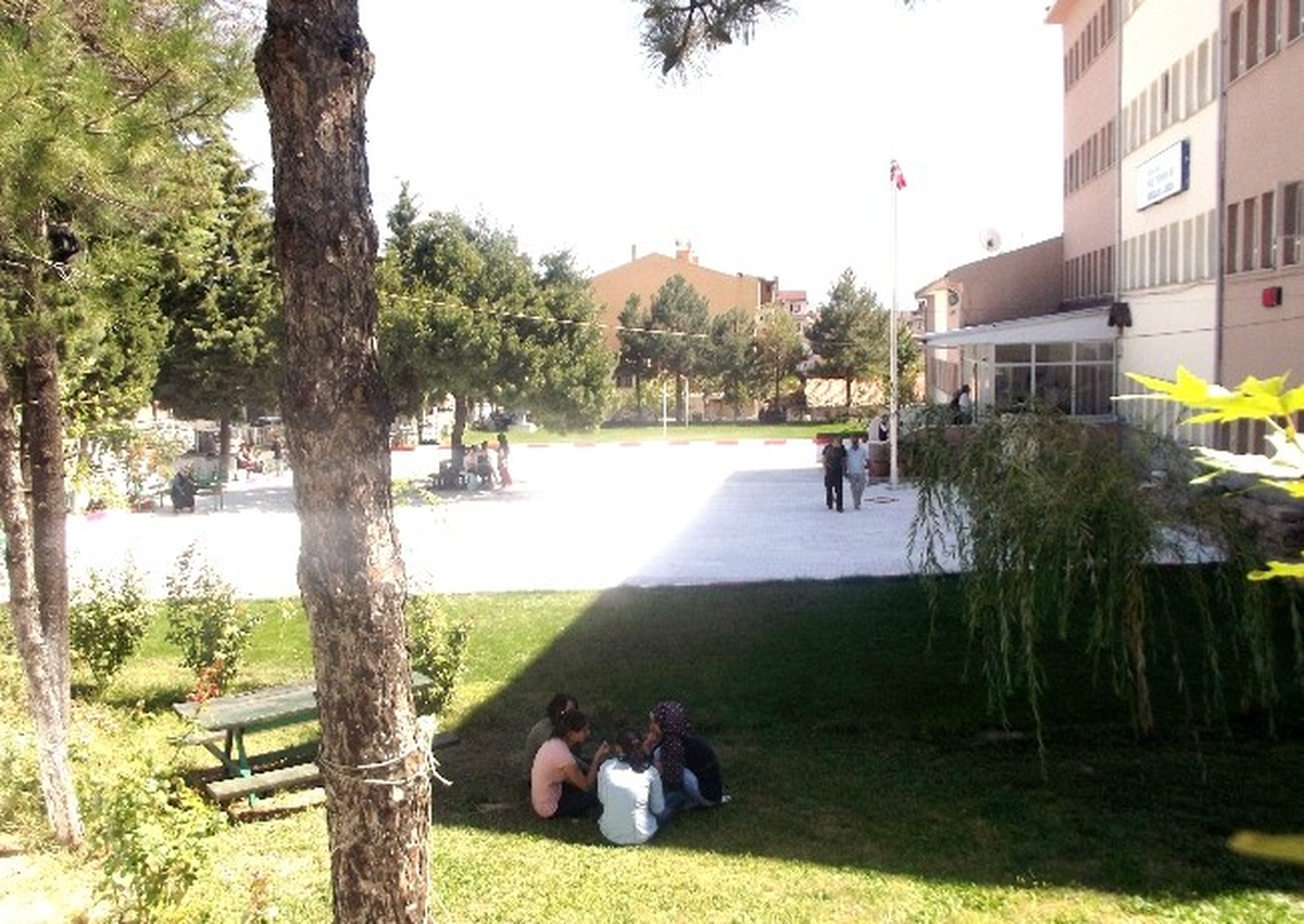 Gediz Kız Meslek Lisesi\'nin Bahçe Taşlarında Güller Açtı