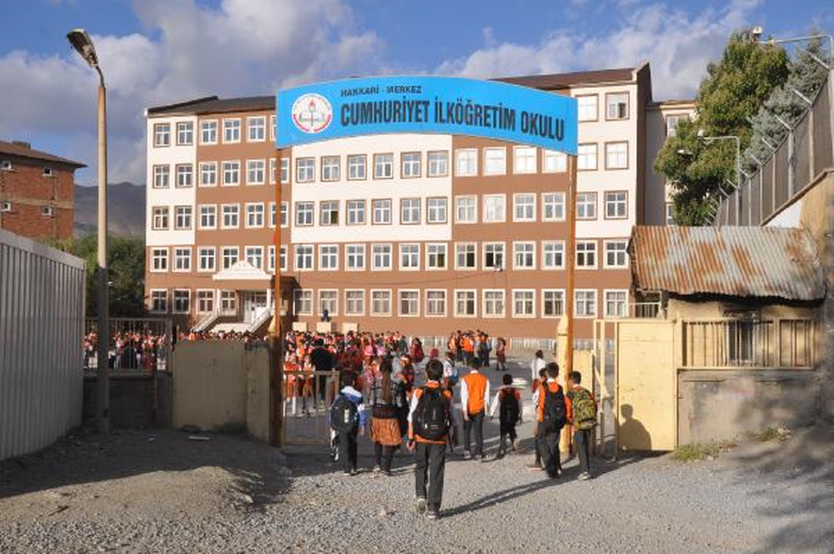 Hakkari\'de \'Boykot\' Bitti, Öğrenciler Ders Başı Yaptı