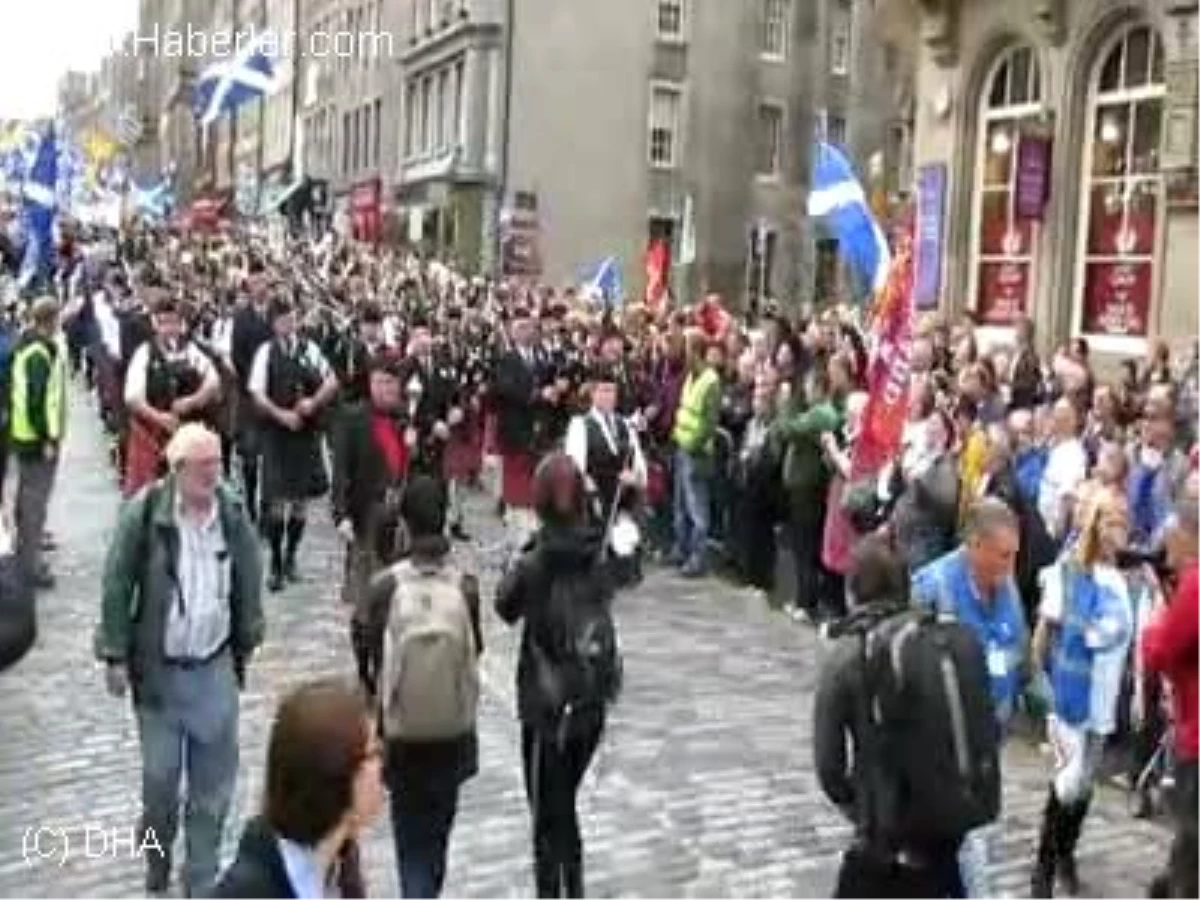 İngiltere\'de Onbinlerce İskoç Bağımsızlık İçin Yürüdü
