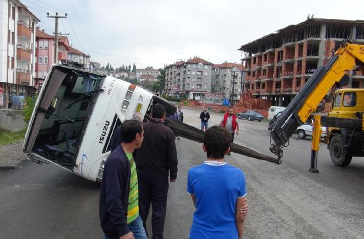 İşçi Servisleri Çarpıştı: 3 Yaralı