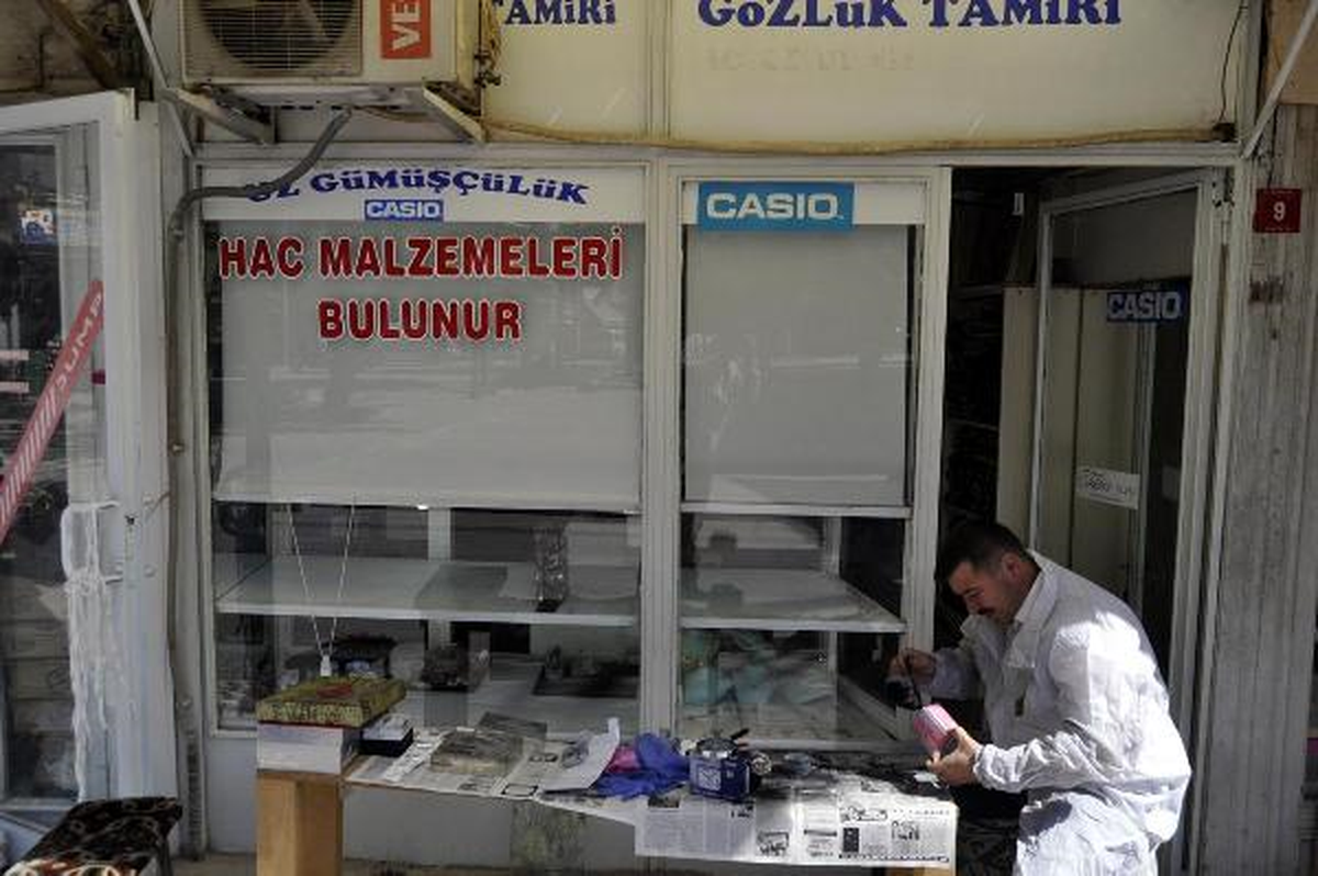 İşyerine Çatıdan Girip, 20 Bin Liralık Gümüş Takı Çaldılar