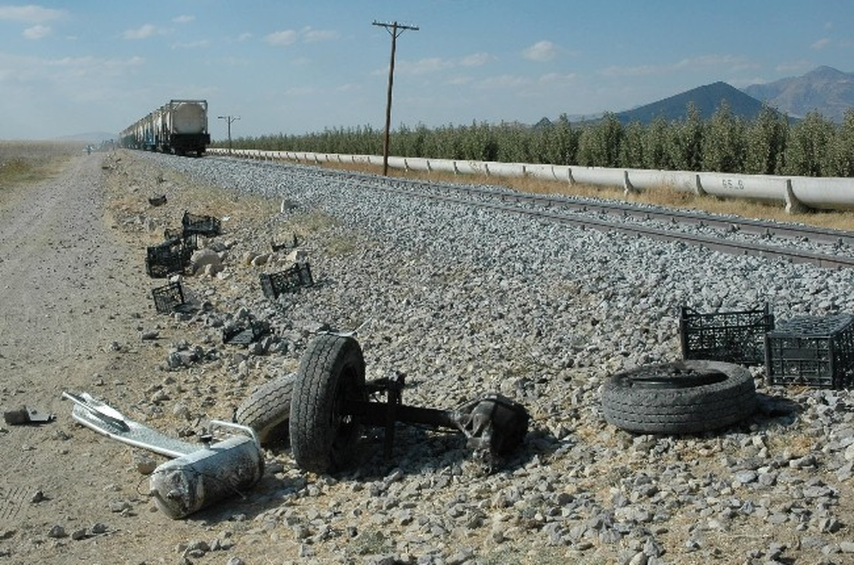 Karaman\'da Trenle Hafif Ticari Araç Çarpıştı: 1 Yaralı