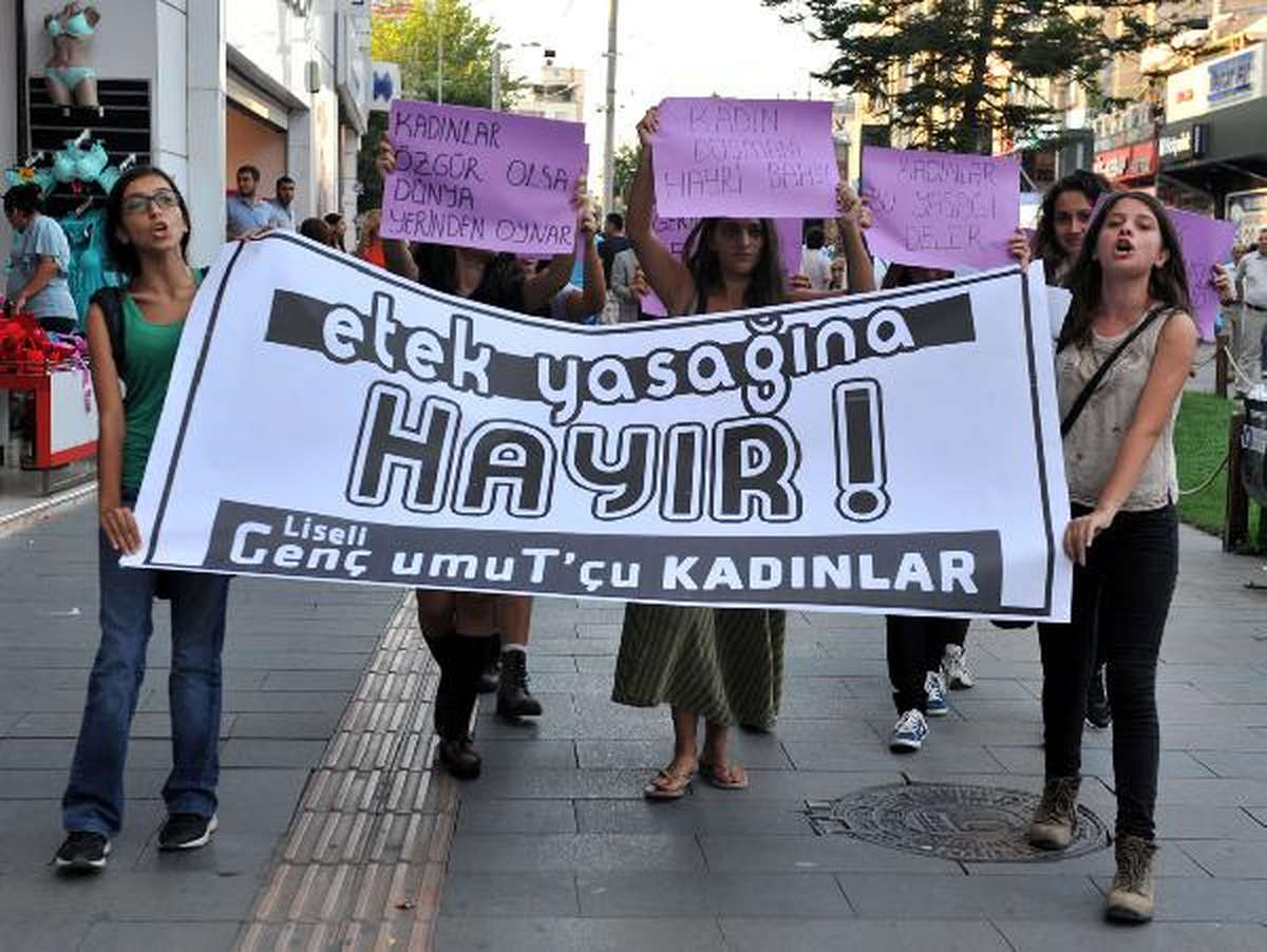 Kız ve Erkek Öğrencilerden \'Etek\' Protestosu