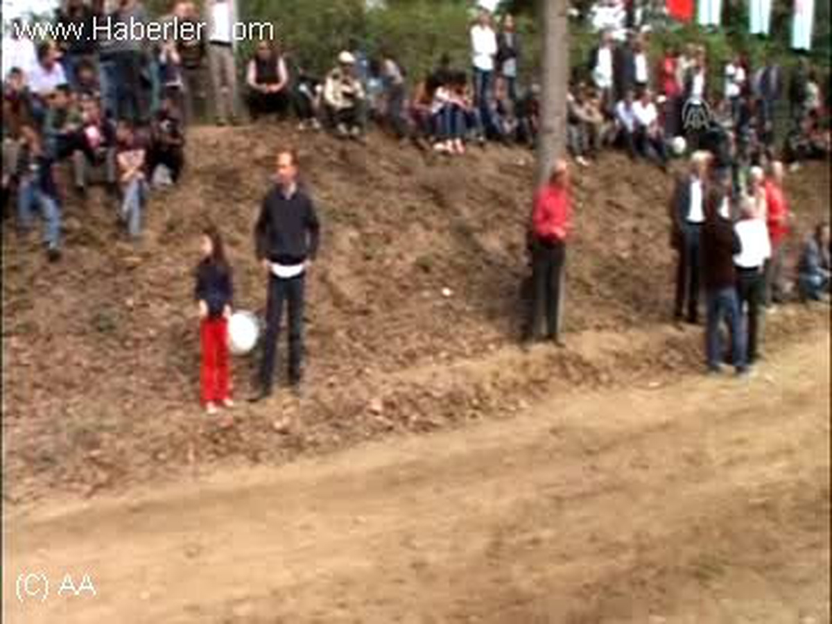 Kontrolden çıkan at, seyircilerin arasına girdi: 3 yaralı SAKARYA