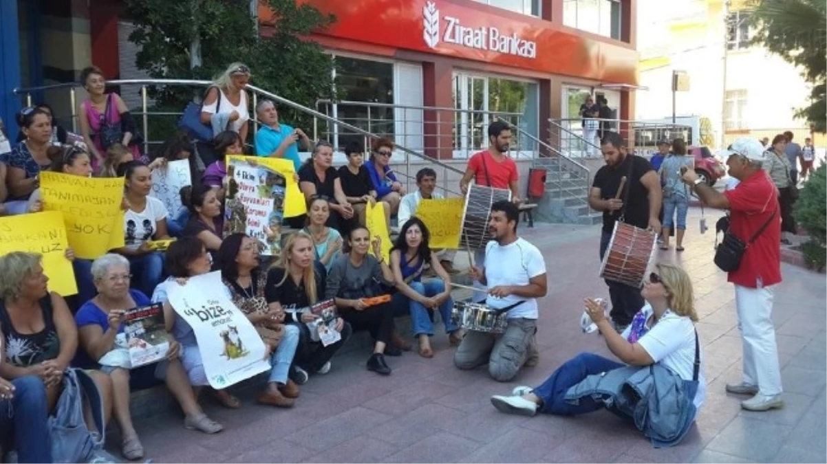 Menderes Belediyesi\'ne "Davul-Trompetli" Protesto