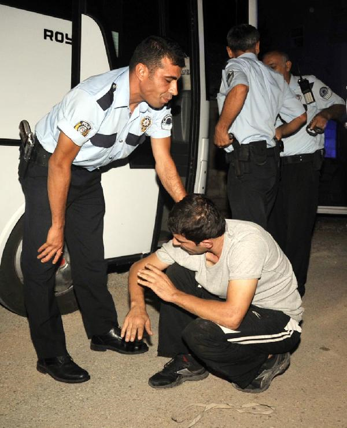 Midibüste Uyuyakaldı, Uyandıran Polise Kızdı