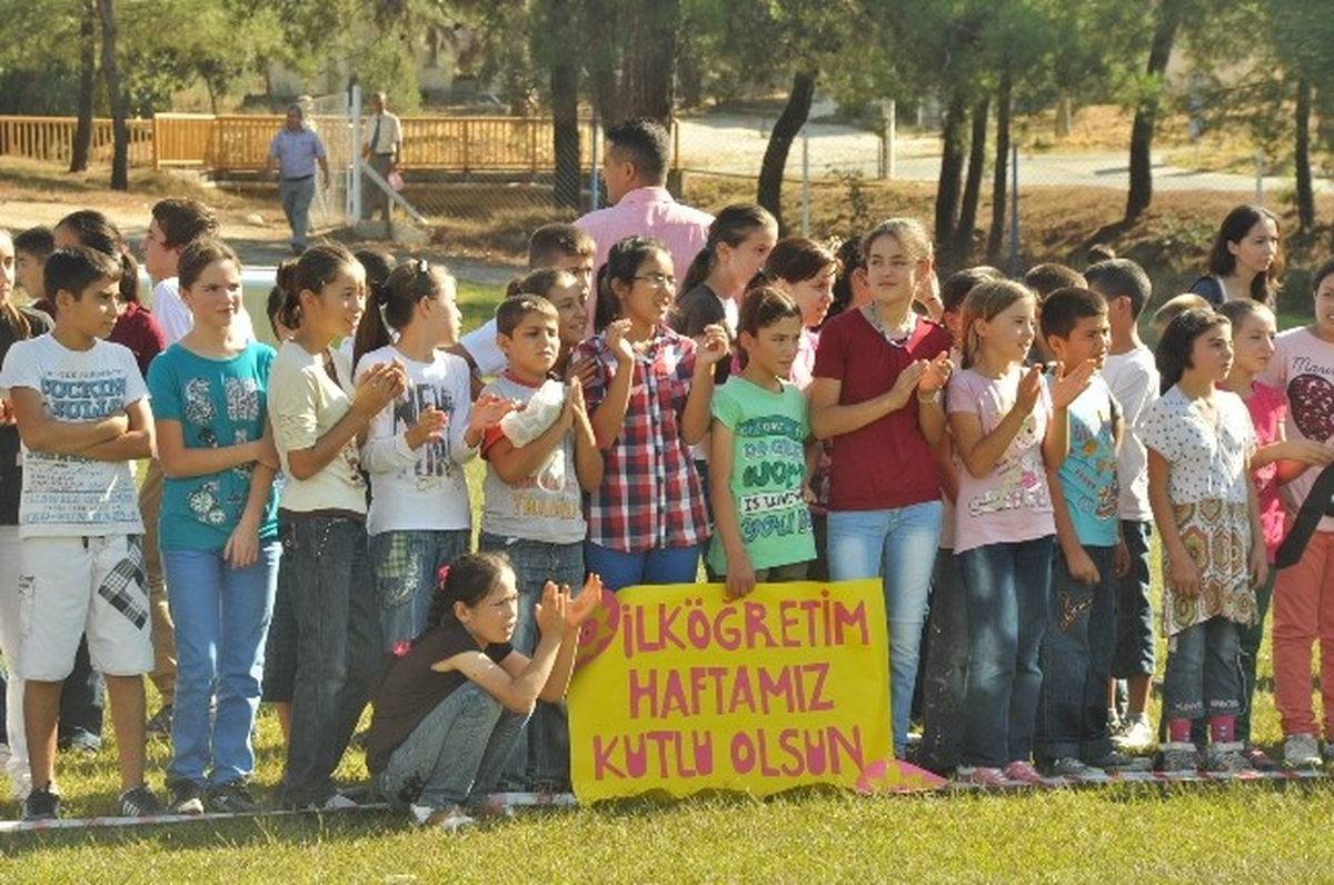 Milas\'ta İlköğretim Haftası Rengarenk Kutlanıyor
