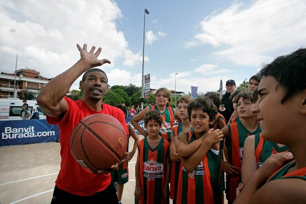 Nba Tarihinin En Kısa Oyuncusu Bogues, Banvitli Miniklerle Bir Araya Geldi