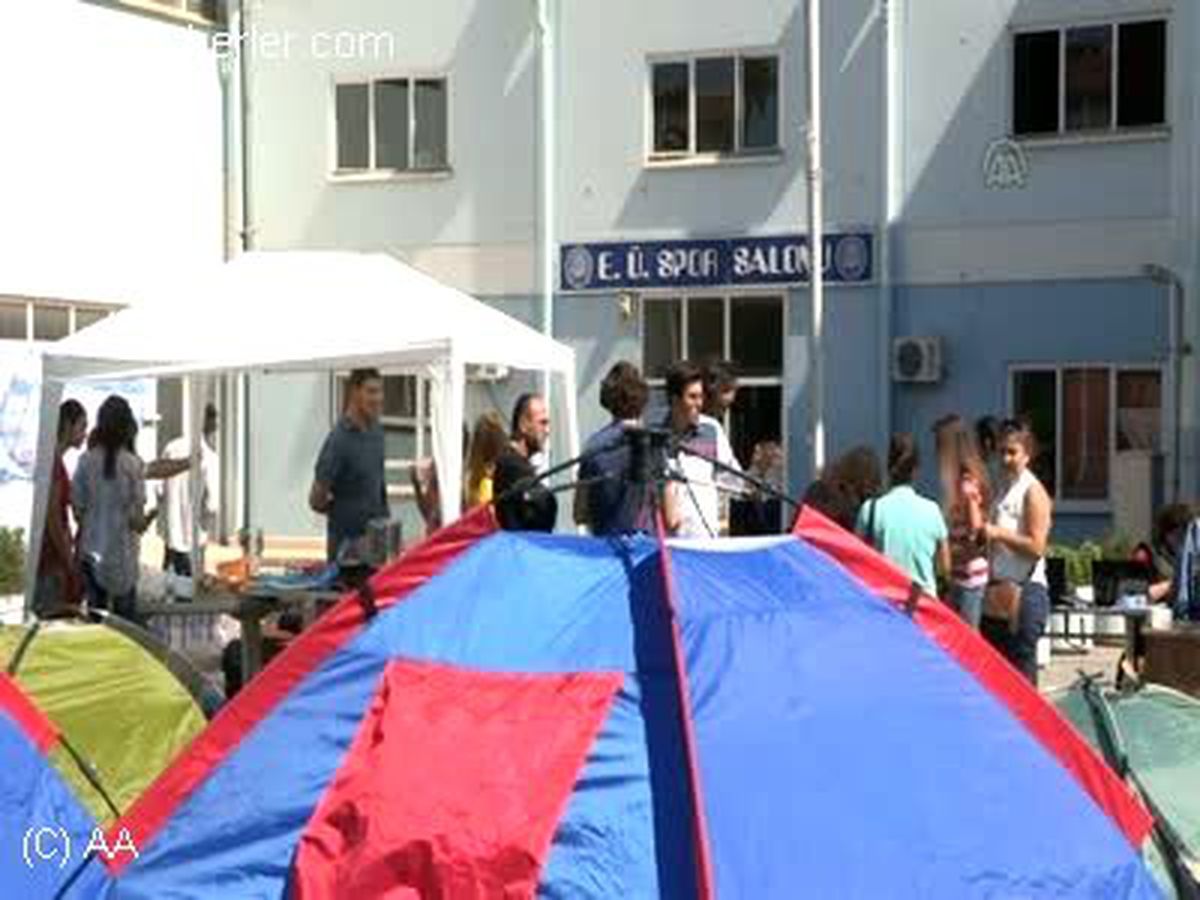 Öğrencilerden yurt protestosu İZMİR