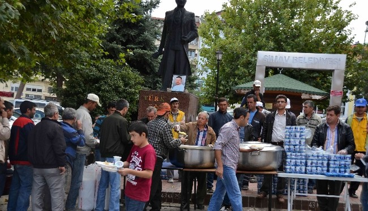 Ölen Arkadaşları İçin Mevlit Okutup Yemek Dağıttılar