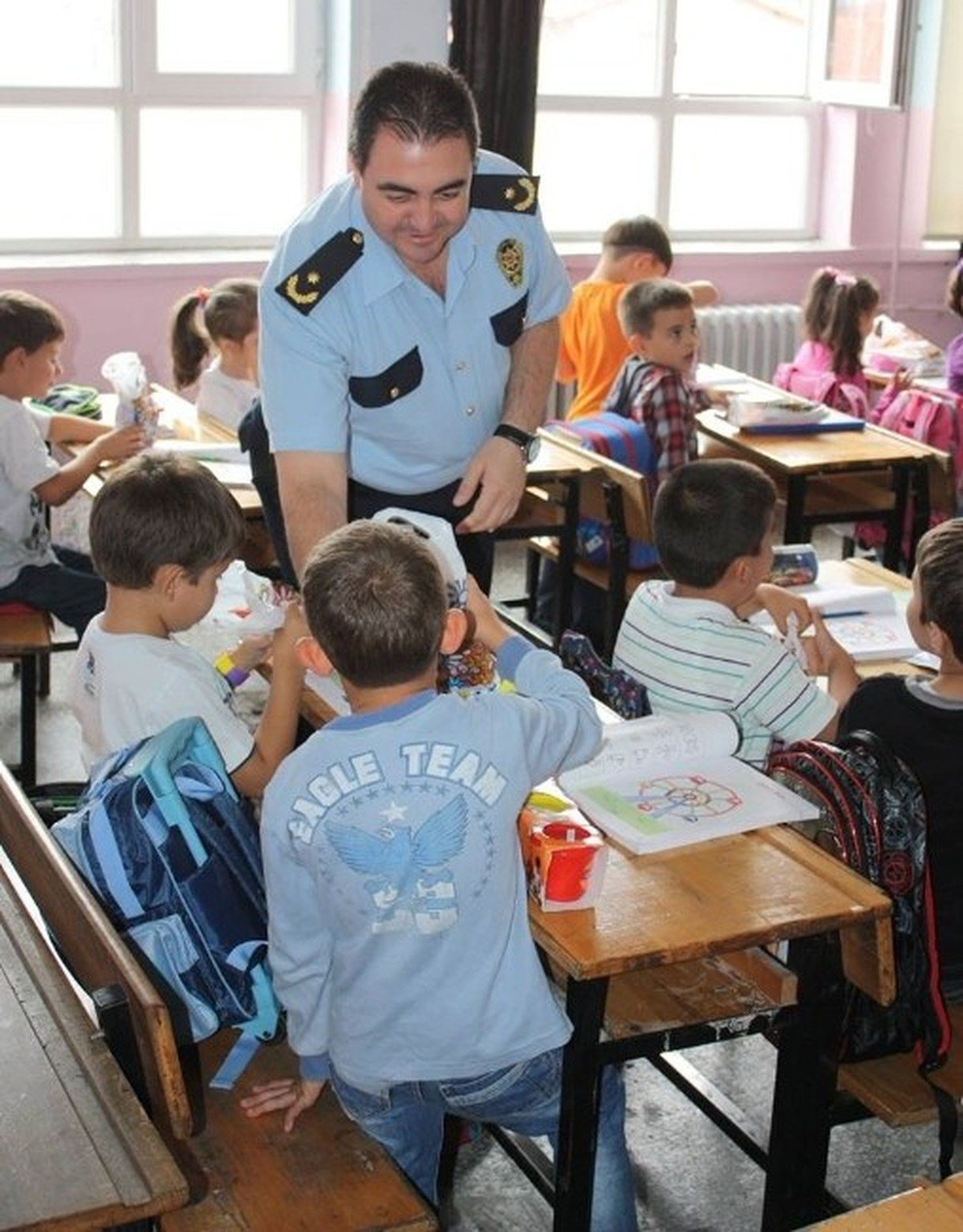 Polis Amcalardan Okula Yeni Başlayan Minik Öğrencilere Hediye
