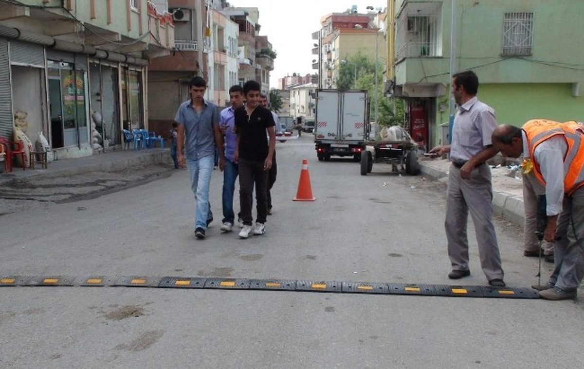 Silvan\'da Caddelere Hız Kesici Setler Takıldı