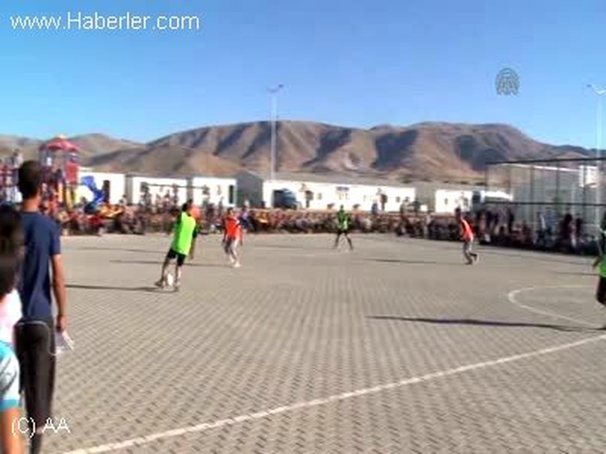 Suriyeli gençler acılarını futbolla unutuyor MALATYA