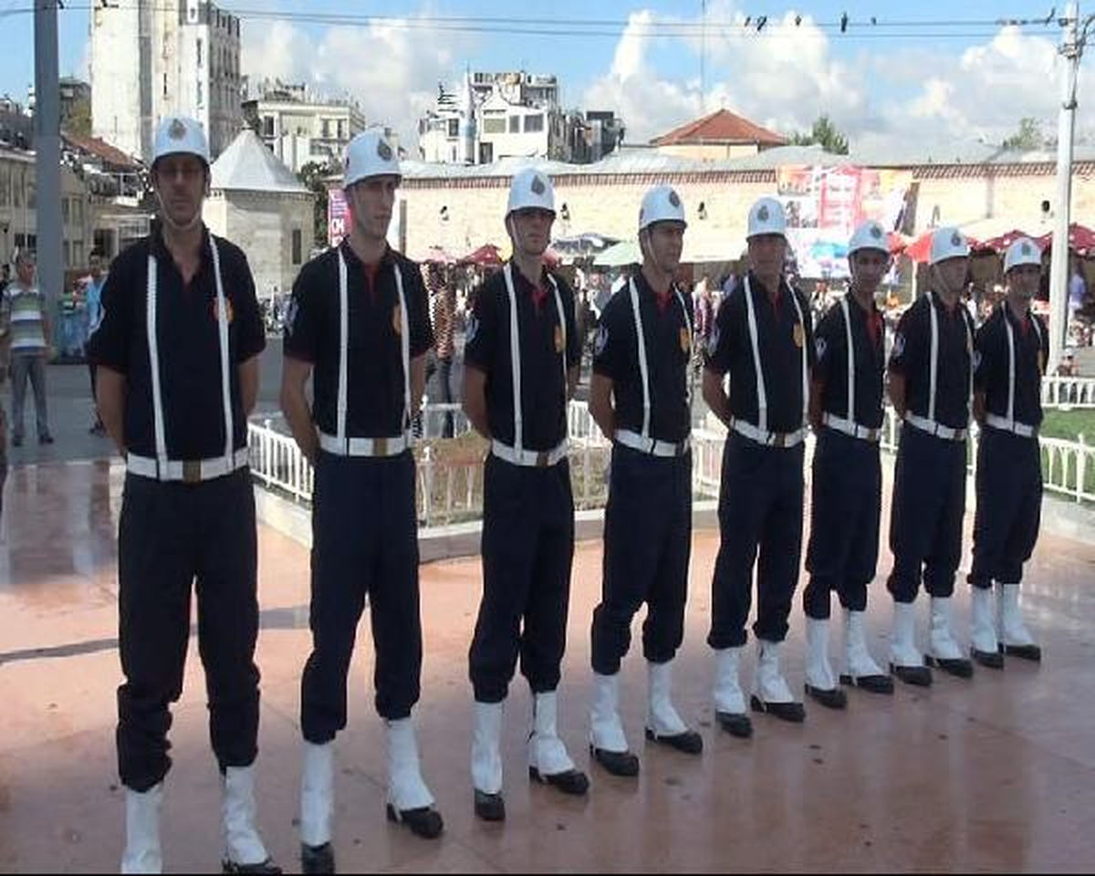 Taksim\'de İtfaiyeci Kutlaması