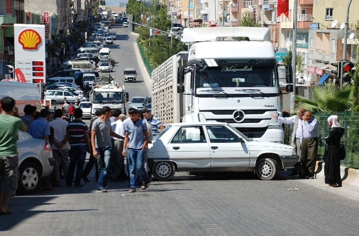 Tır, Otomobili Metrelerce Sürükledi