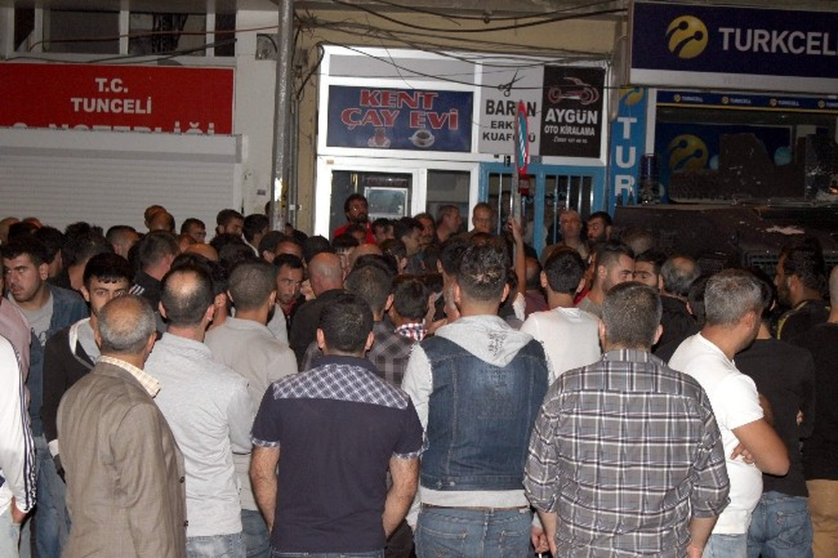 Birahane Sahibi Genci Vurdu, Kalabalık Birahaneleri Taşladı