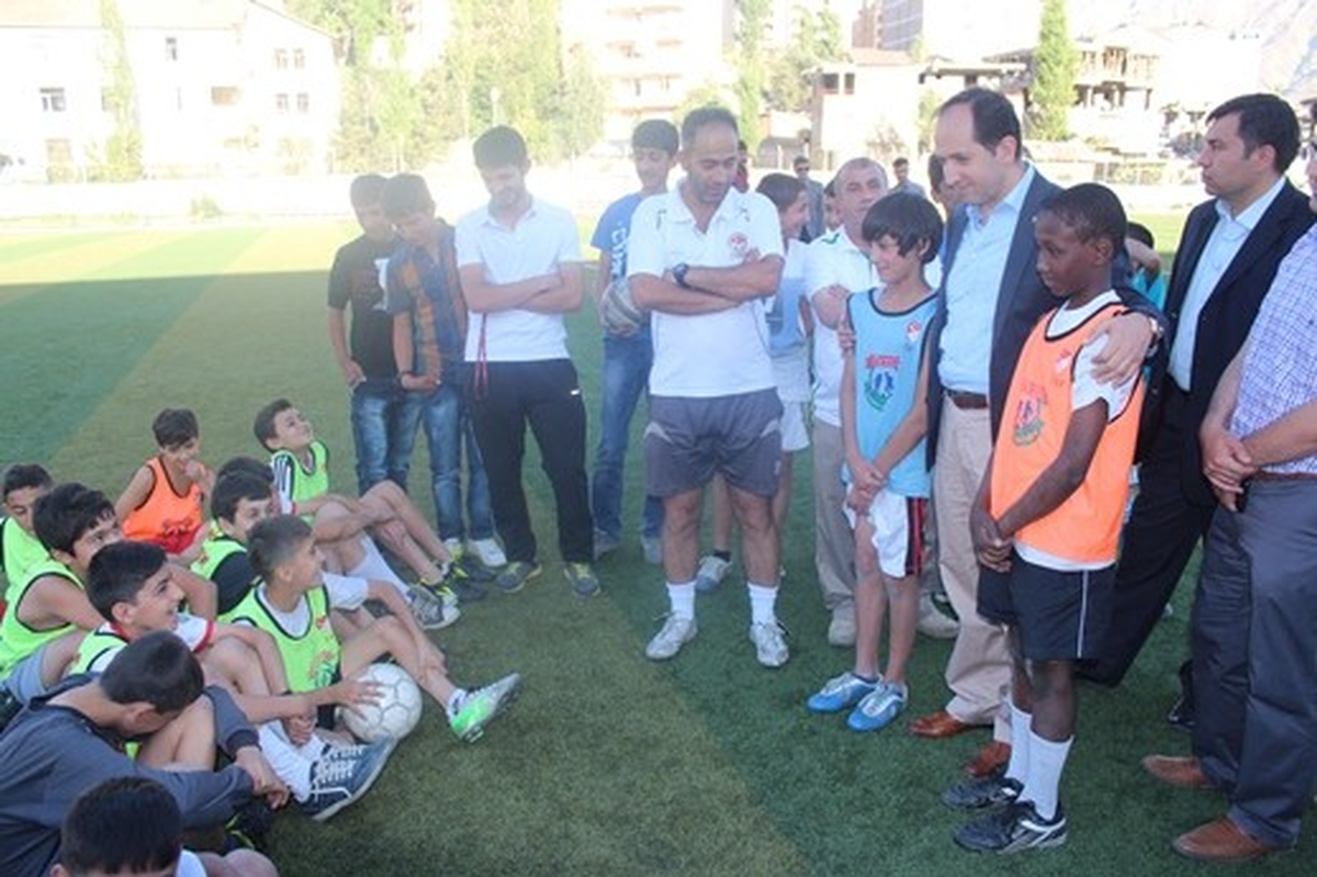Vali Kalkan Bayan Futbol Takımının Antrenmanına Katıldı