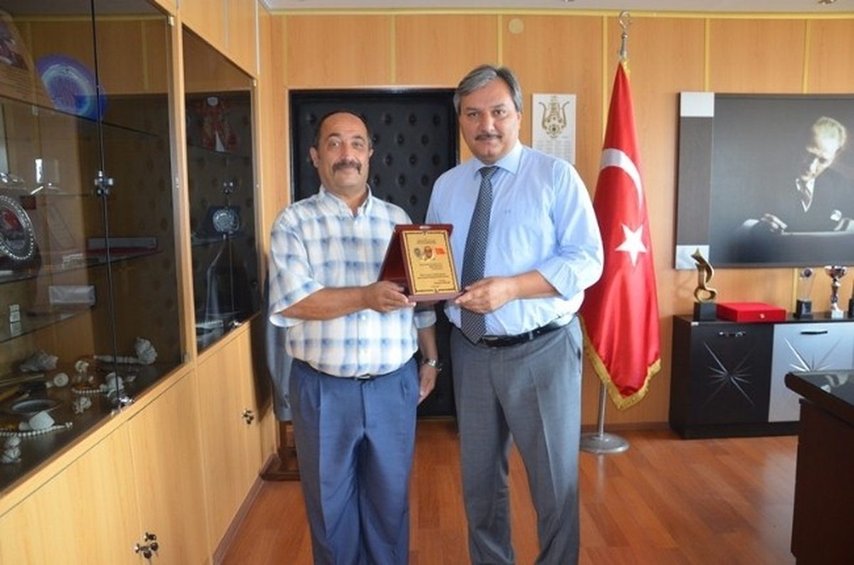 Yılmaz\'dan Emekli Olan Personele Plaket