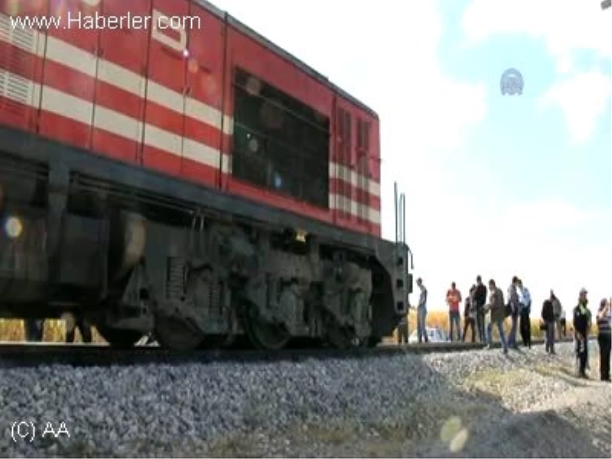 Yük treni kamyonete çarptı: 1 yaralı KARAMAN