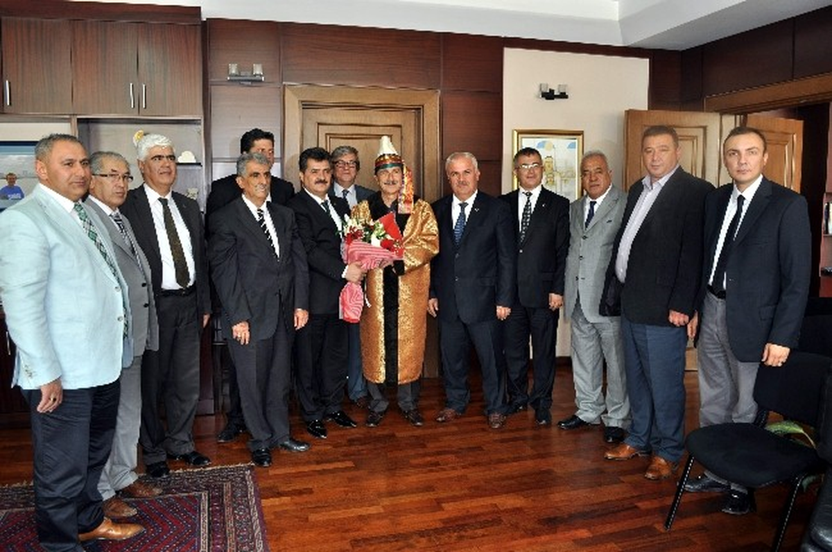 Ahiler Başkanlara Kaftan Giydirdi