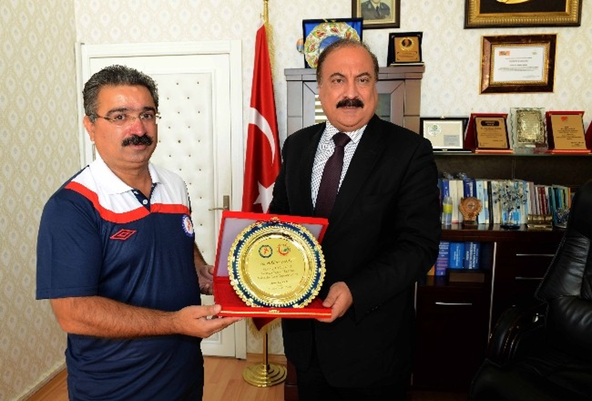 Antrenör Özoğlu\'ndan Büyükşehir\'e Teşekkür Ziyareti