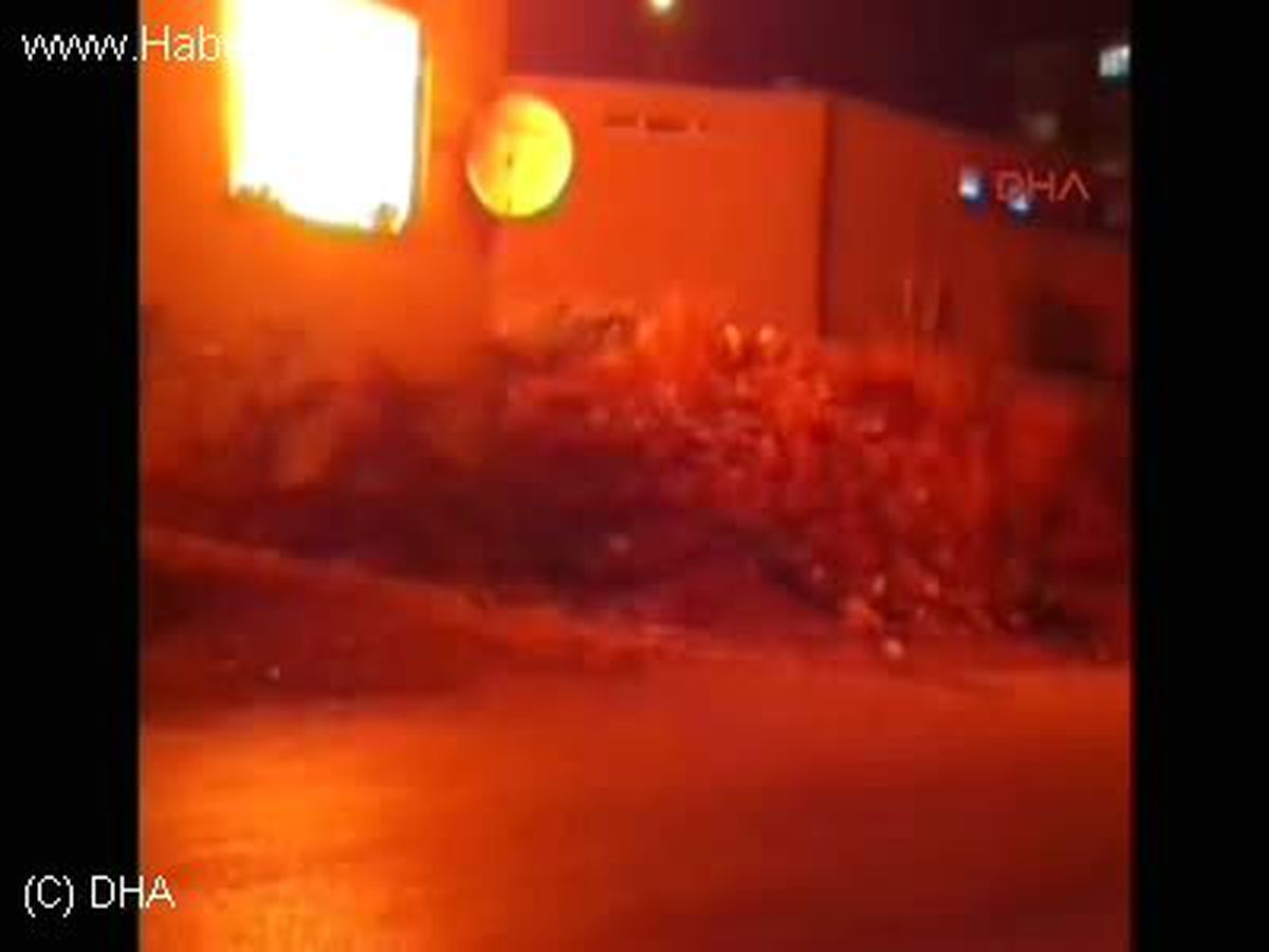 İstanbul Ataşehir\'de Bir Gecekondu Alev Alev Yandı