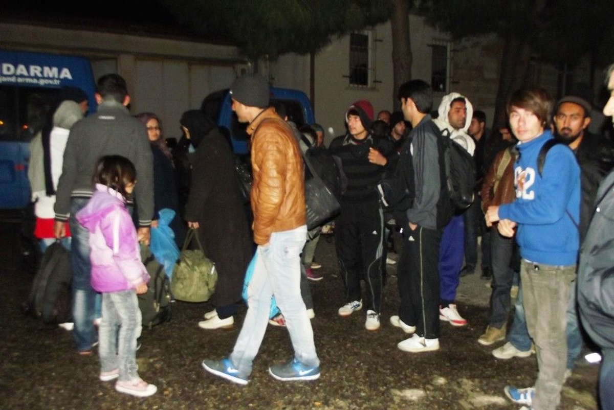 Ayvalık\'ta 16 Kaçak Göçmen Yakalandı