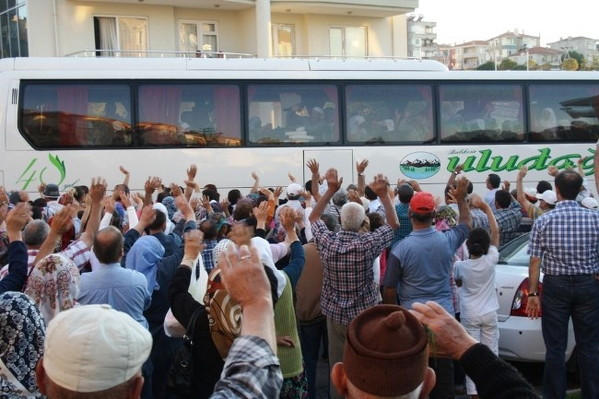 Ayvalık\'ta Hacı Adayları Kutsal Topraklara Uğurlandı