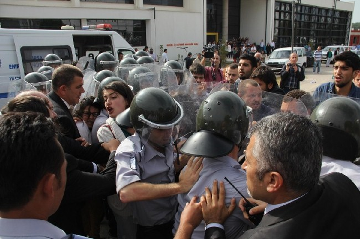 Başbakan Yardımcısı Arınç\'ın da Katıldığı Açılışta, Üniversite Protestosu