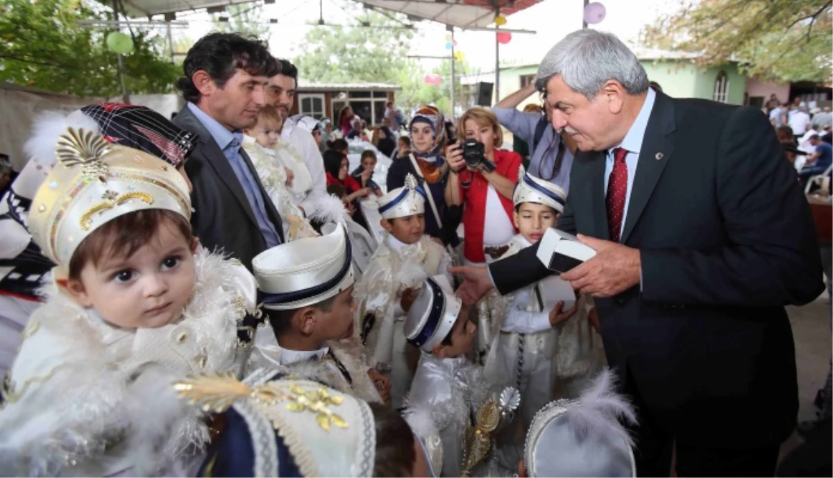 Başkan Karaosmanoğlu Kartepe\'de Sünnet Şölenine Katıldı
