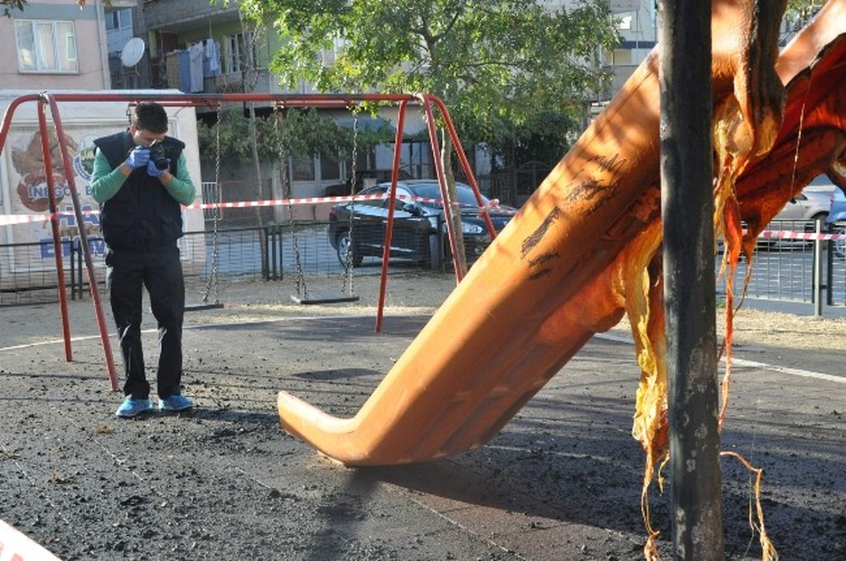 Çakmakla Oynarken Parkı Yaktı