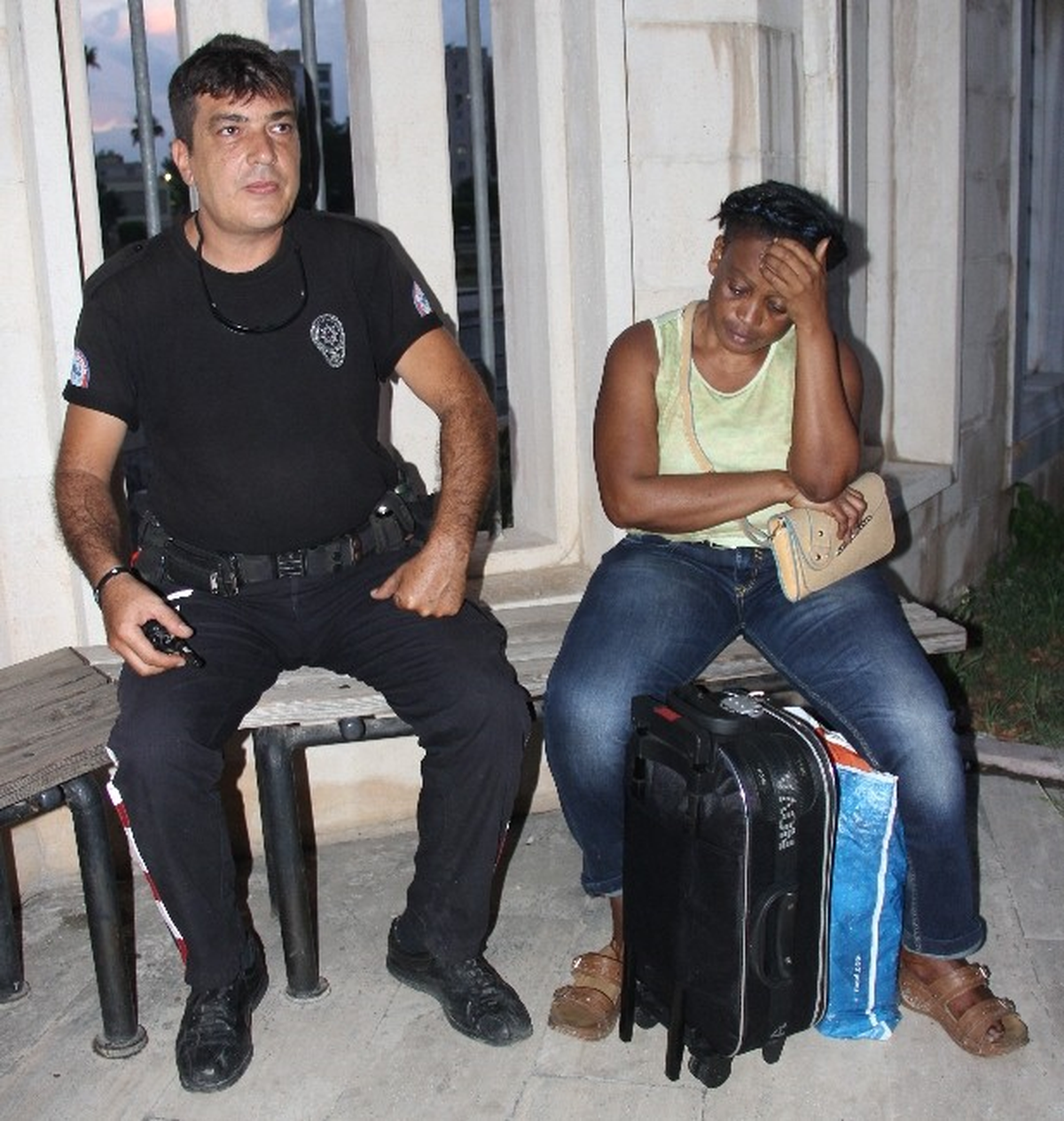 Adana\'da Camiye Sığınan Kongolu Kadına Polis Sahip Çıktı
