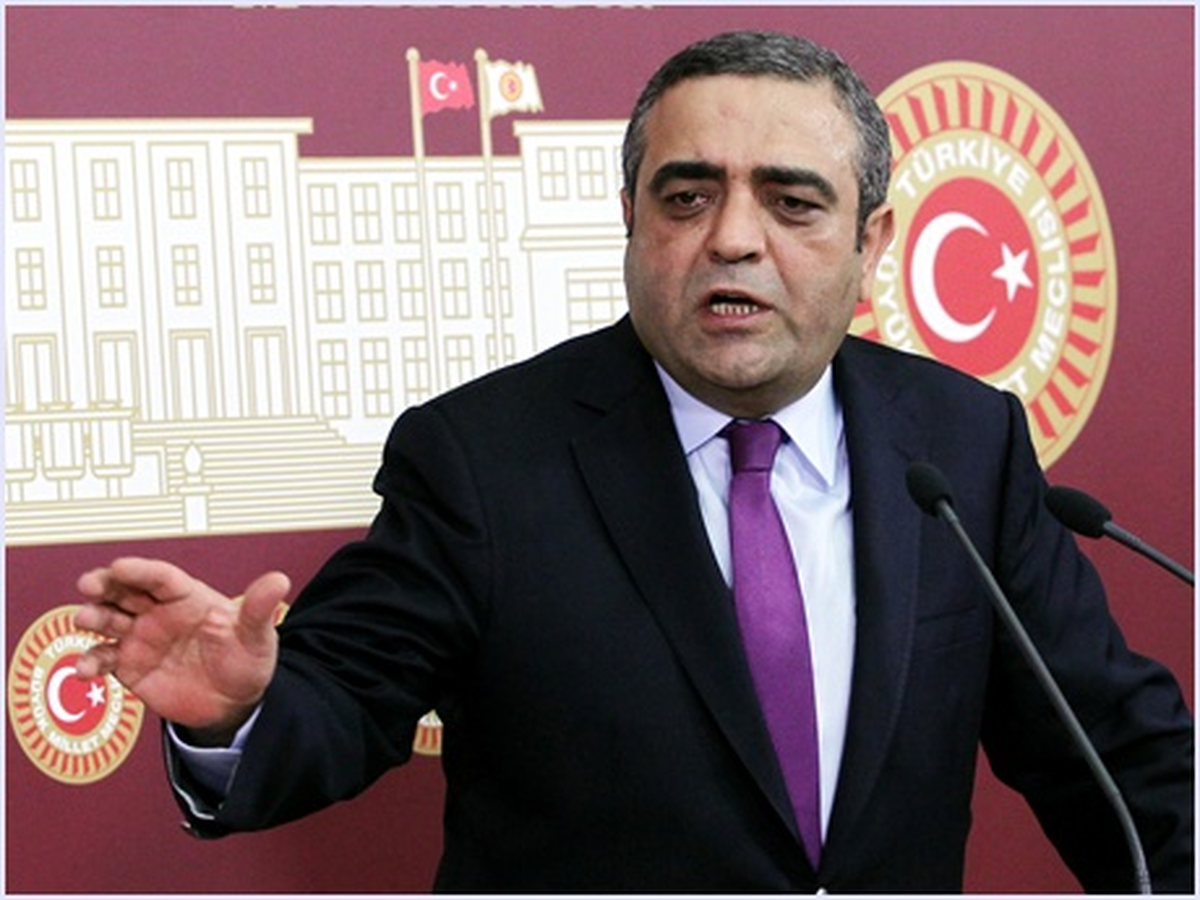 CHP Mahkeme Salonuna Peruk ve Kalın Çerçeveli Gözlükle Gelen Ahmet Şahbaz\'ı Meclis Gündemine Taşıdı