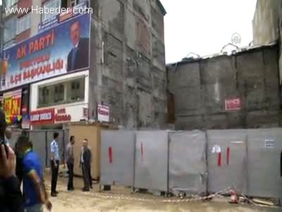 Çökme riski taşıyan 2 bina boşaltıldı VAN