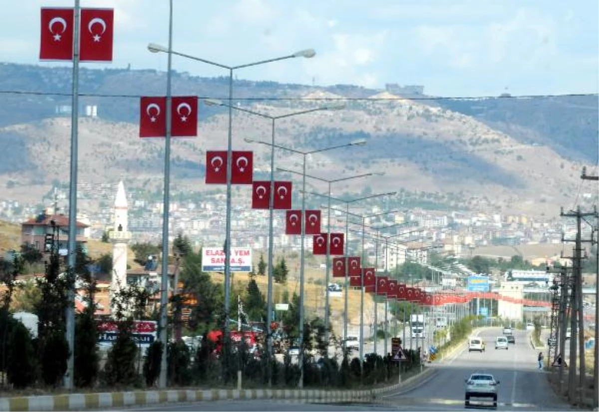 Elazığ Belediyesi\'nden Kent Girişlerine 5 Bin Türk Bayrağı