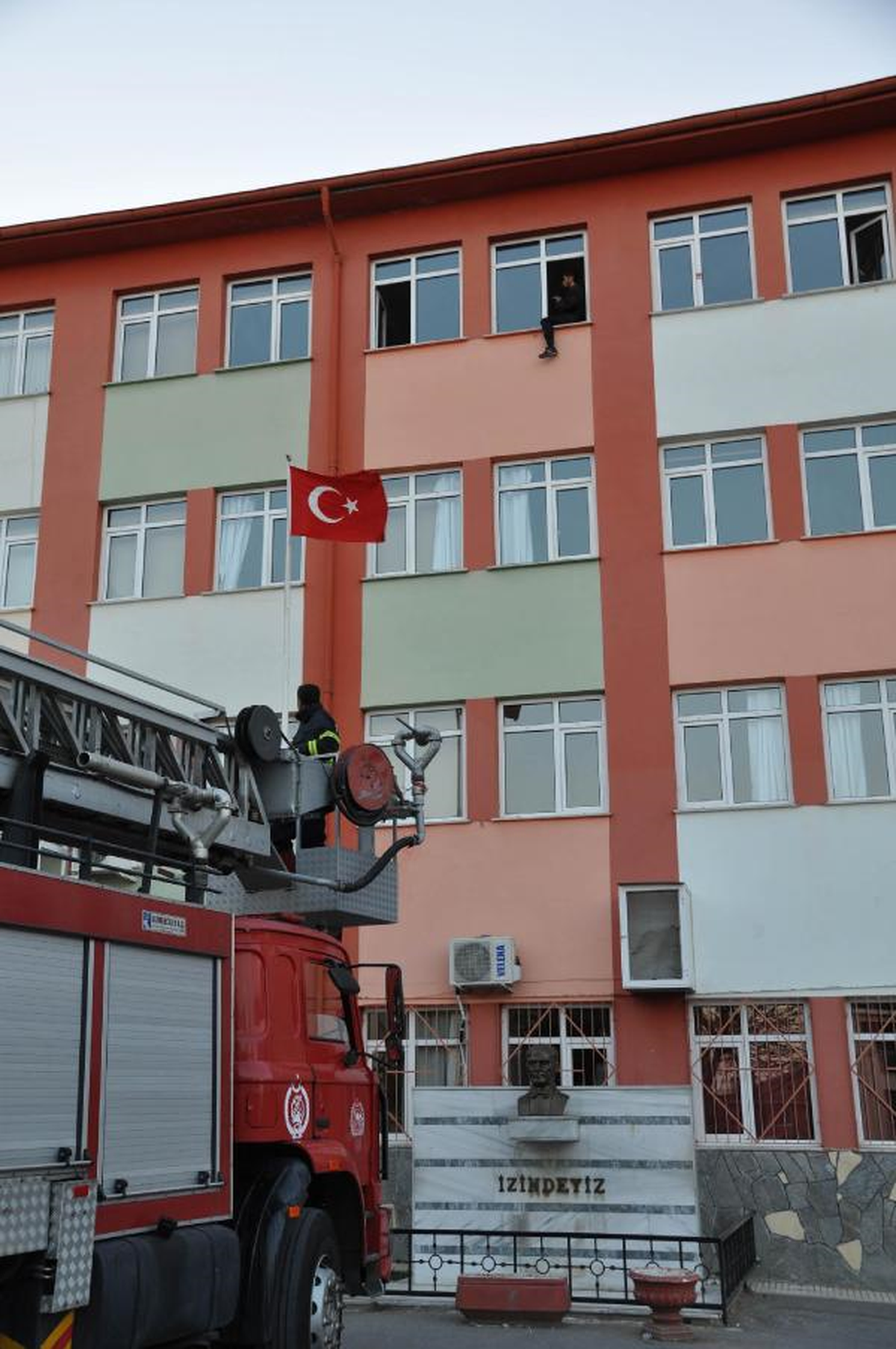 İntihara Kalkışan Genci Sigara Veren Polis Pencereden Aldı