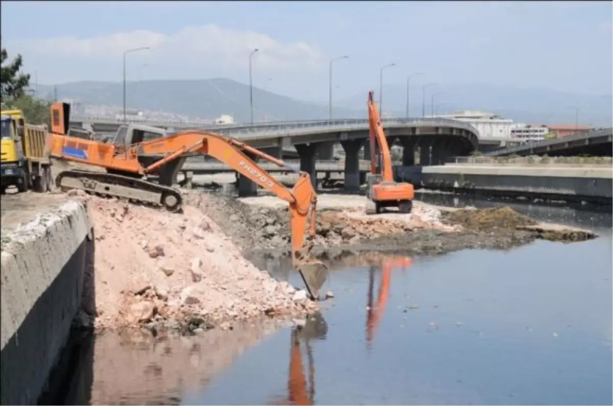 İzmir\'de Dere Temizleme Çalışmaları