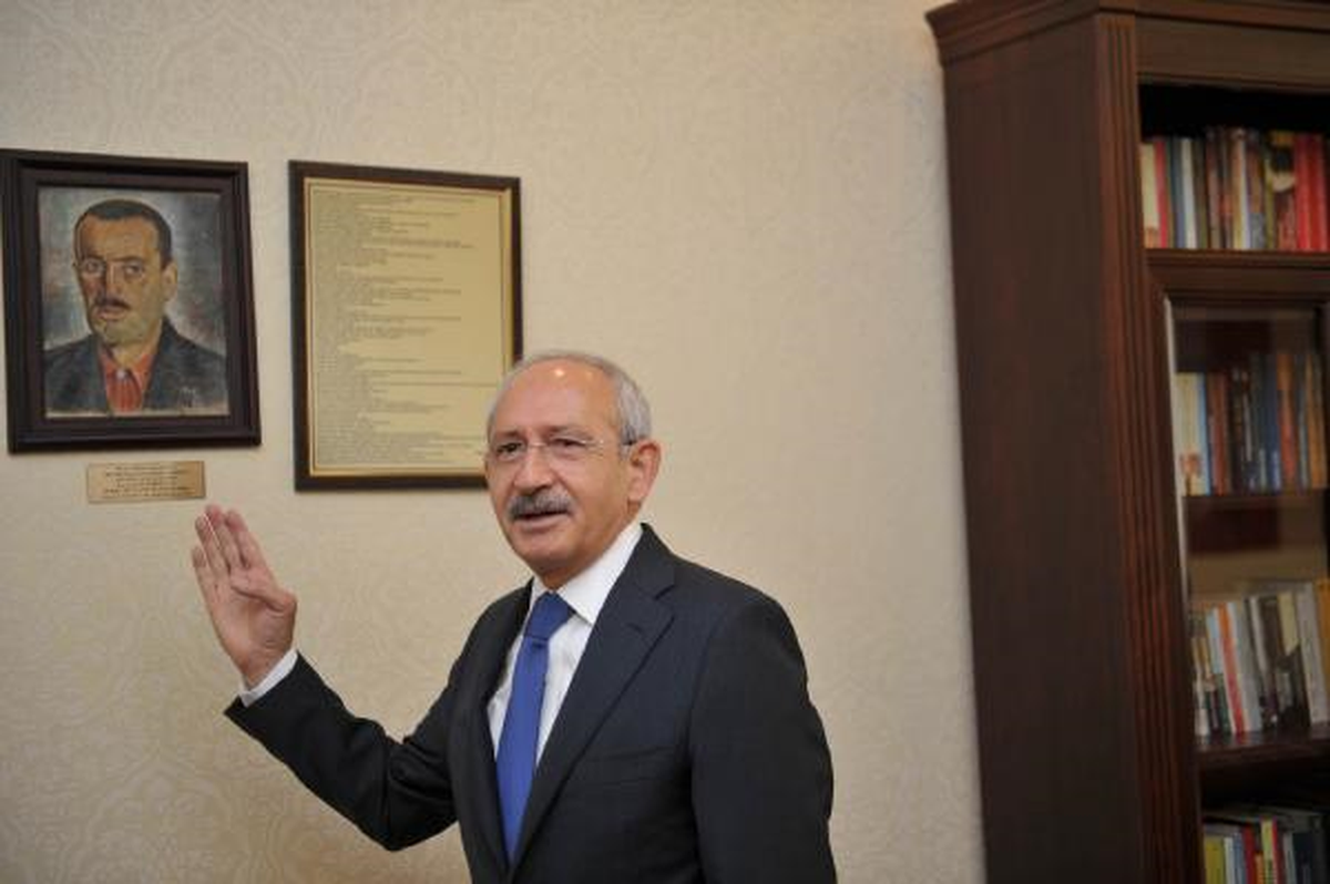 Kılıçdaroğlu, Nazım Hikmet Tarafından Yapılan \'Kartallı Kazım\' Tablosunu Odasına Astı