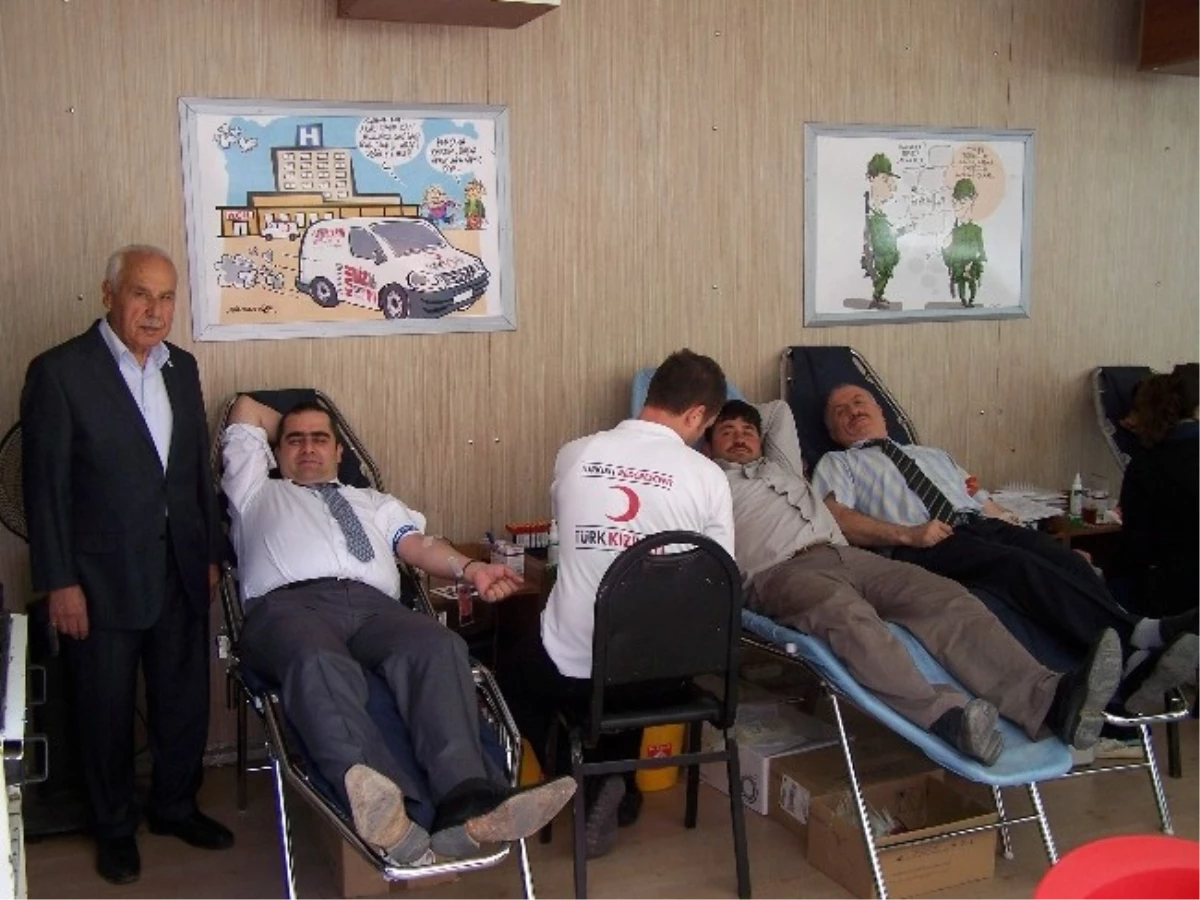 Kızılay Besni\'de Kan Bağışlarını Kabul Etti
