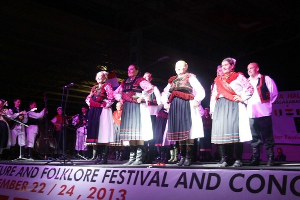 Küçükköy\'deki Halk Oyunları Festivaline Coşkulu Açılış