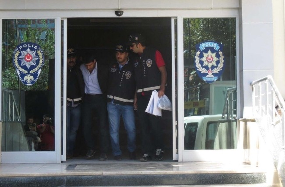 Sahte Savcılar Emekli Kadını Dolandırdı