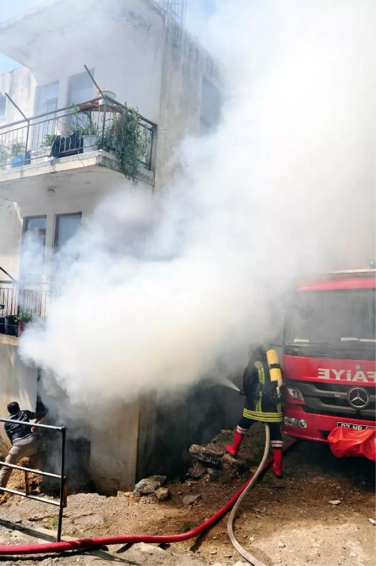 Samanlık Yandı, Ahırdaki Hayvanları İtfaiye Kurtardı