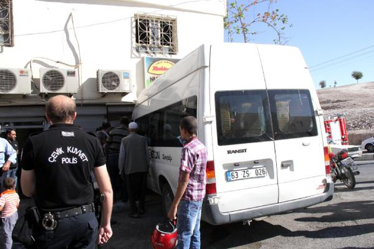 Şanlıurfa\'da Minibüs İşyerine Girdi: 2 Yaralı
