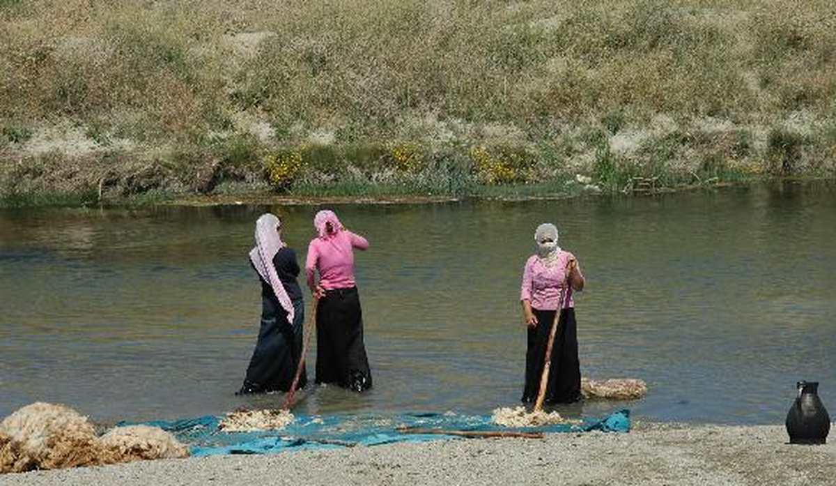 Şenyayla\'da Kadınların Yün Yıkama Mesaisi