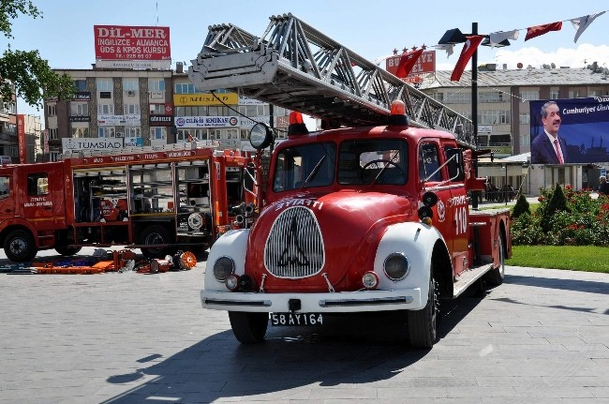 Sivas Kent Meydanında "1936" Model İtfaiye Aracı