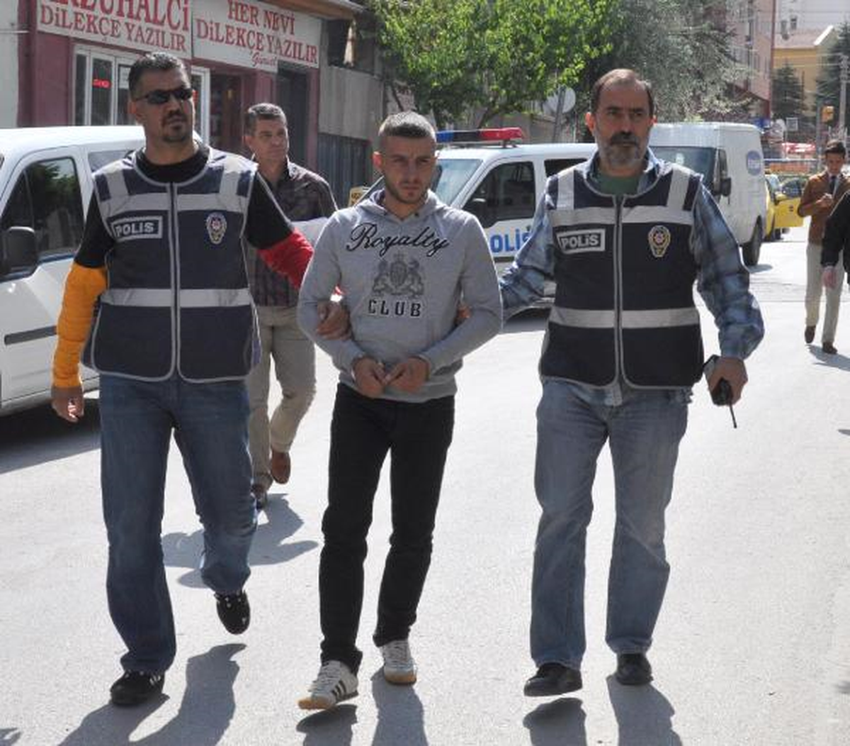 Taksiciyi Ayağından Vurdu