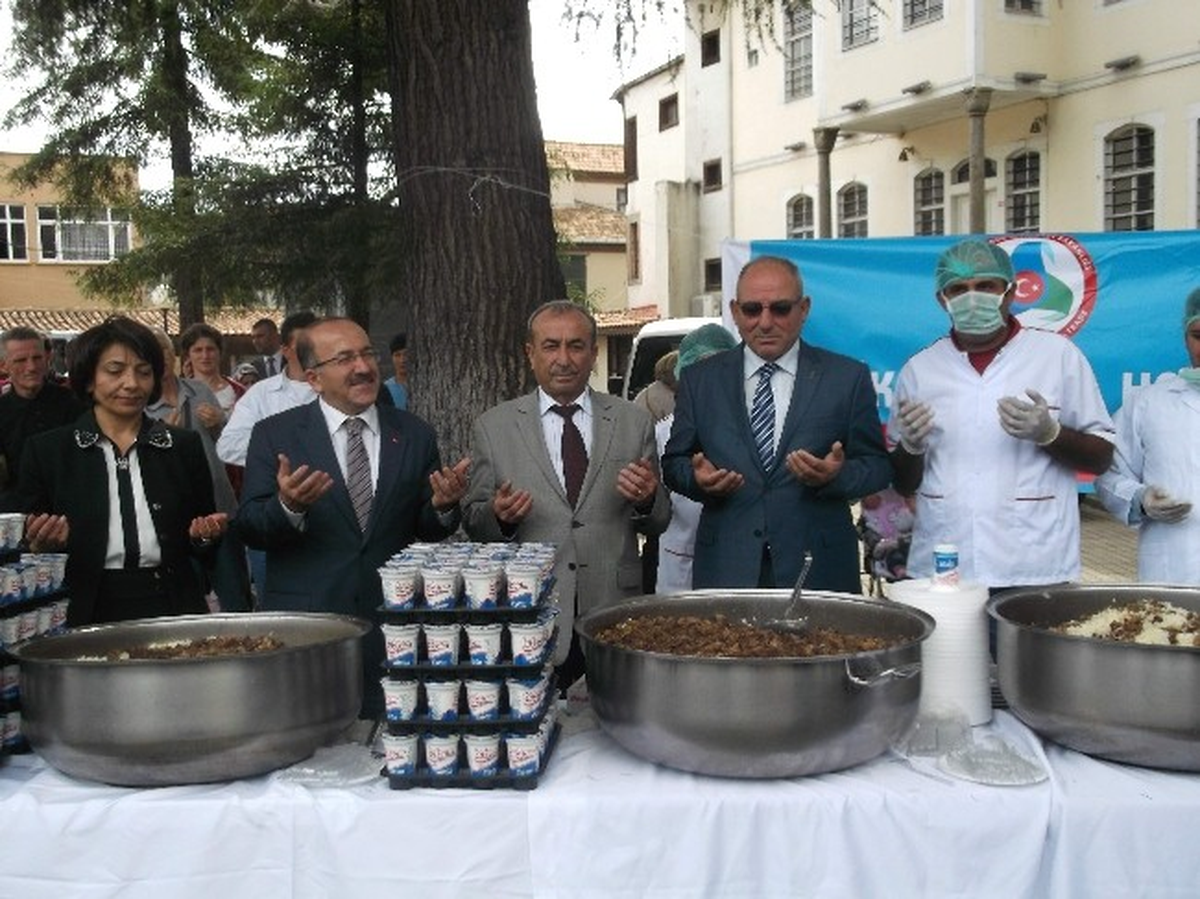 Trabzon\'da Ahilik Haftası Etkinlikleri Kapsamında Vatandaşlara Pilav Dağıtıldı