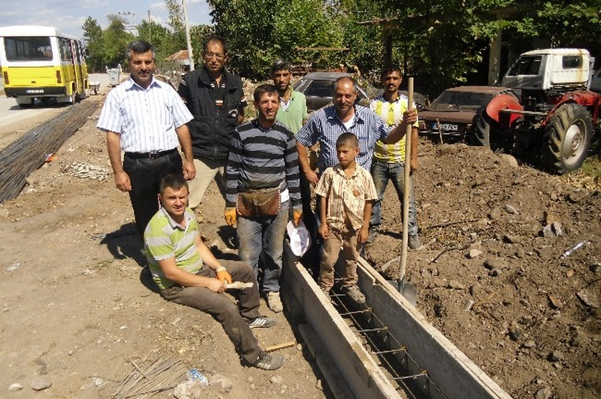 Yol Kenarına Dekoratif Perde Yapılıyor