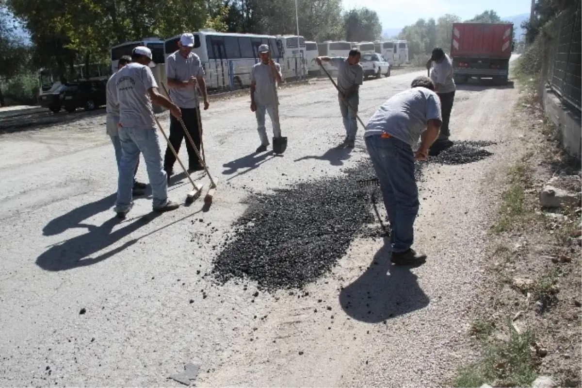 Akyazı Fabrikalar Yoluna Asfalt Yama Yapılıyor